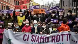 Tre scuole, tremila alunni e una via che sembra "una camera a gas"